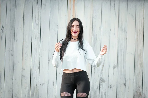 Retrato de uma bela jovem mulher em uma camiseta branca com cabelo preto. alegria e riso degenerado. emoções positivas. Estilo de vida. beleza e juventude. sobre um fundo branco Emoções positivas e alegres — Fotografia de Stock