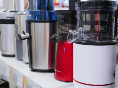 Moskova, Rusya - 24 Nisan 2019: Mutfak sıkacağı. Hırdavatçıda bir rafta. Bir perakende mağazasında rafta bir titretici..