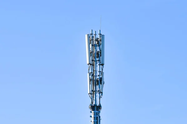 Antena de telefone digital. Torre GSM sobre fundo azul. 5g 4g — Fotografia de Stock