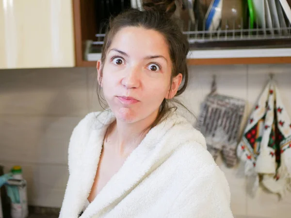 Menina surpresa na cozinha. Mulher come noite roubou o refrigerador — Fotografia de Stock