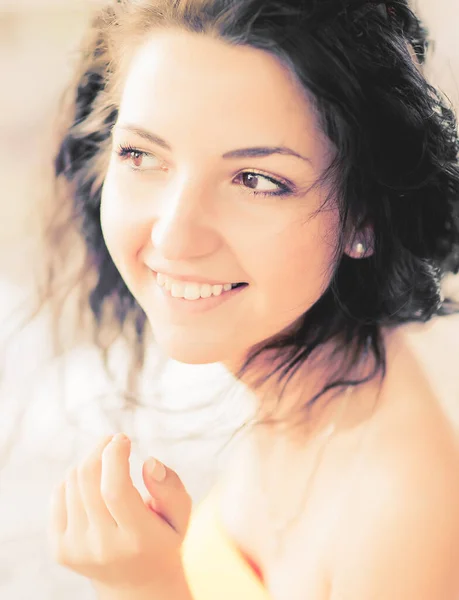 Sourire ensoleillé d'une jeune fille. Portrait d'une belle fille heureuse souriante sexy avec les yeux sur une journée ensoleillée et lumineuse. fille heureuse — Photo