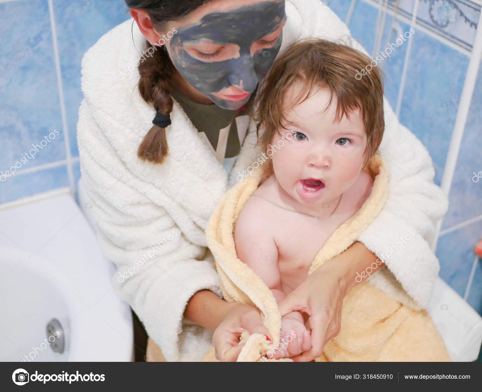 Anne ve bebeğin portresi banyoda. Kişisel hijyen. Bebek banyodan sonra