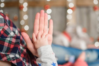 Bebeğin ve annenin yeni yıl avucu. Anne avucunda yeni doğmuş bir bebek eli.