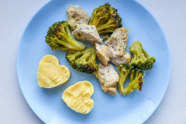 İçinde et parçaları olan karnabahar. kalp şeklinde patatesler. Mavi bir tabakta. Izgara deniz ürünleri. Sebzeli somon balığı bifteği, brokoli, karnabahar, havuç, salatalık, limon ve biber. Deniz mahsulleri, Akdeniz mahsulleri