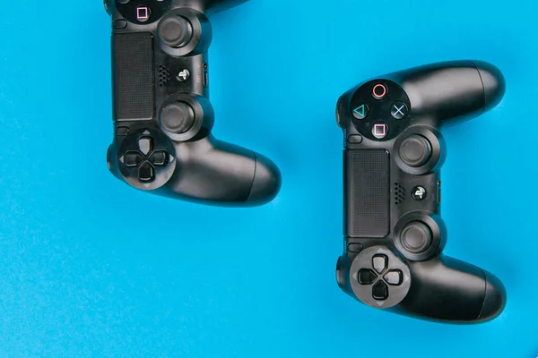 Joystick gry. playstation. na niebieskim tle widok z góry. Nowy Sony Dualshock 4 z Playstation 4. Sony Playstation 4 konsola gier ósmej generacji — Zdjęcie stockowe