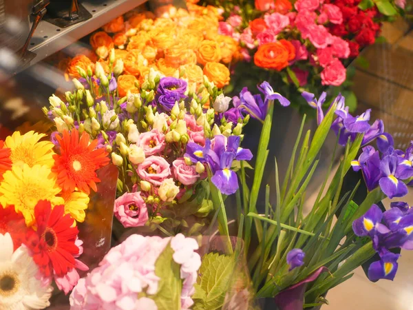Букеты цветов в цветочном счетчике. цветы любимая женщина . — стоковое фото
