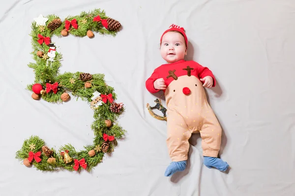5 miesięcy. widok z góry dla dzieci. 5 miesięcy ładny portret dziecka — Zdjęcie stockowe