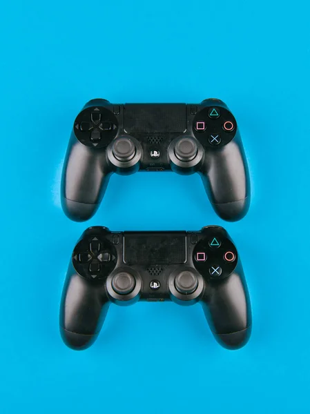 Joystick gry. playstation. na niebieskim tle widok z góry. Nowy Sony Dualshock 4 z Playstation 4. Sony Playstation 4 konsola gier ósmej generacji — Zdjęcie stockowe