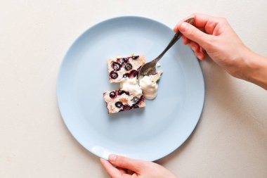 Tabağında böğürtlen olan süzme peynir güveci. Tabağında böğürtlen olan ev yapımı süzme peynir güveci. Lezzetli ev yapımı süzme peynir güveci ve tabakta böğürtlen. 