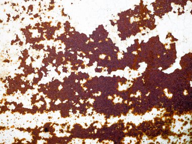 Eski bir geminin paslanması yakındır. Arka plan mavisi, pasaklı çelik gemi gövdesi.