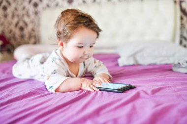 Bir çocuğa mobil bir cihazın vereceği zarar. Ufaklık telefona bakarak yalan söylüyor. Aletlere bağımlılık kavramı