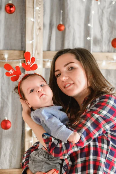 Noel kırmızı boynuzları. Boynuzlu komik bebek. Ayrı bir Noel arkaplanında. pozitif yeni yıl — Stok fotoğraf