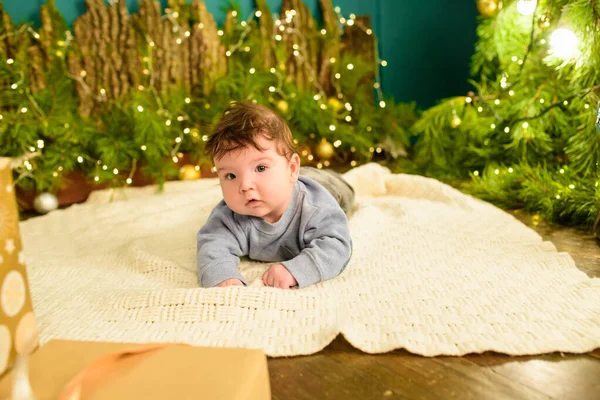 Uma criança perto da árvore de Natal. Rapazinho a celebrar o Natal. primeiro Natal do bebê . — Fotografia de Stock