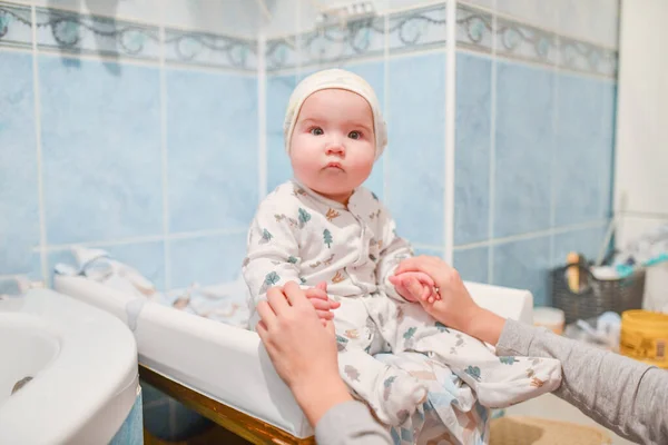 Baby bath, after bathing. in a hat. clean baby. mom holds — Stock Photo, Image