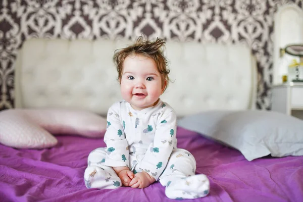 Peuter in een lichte slaapkamer. na een zoete droom. meerkleurige vellen — Stockfoto