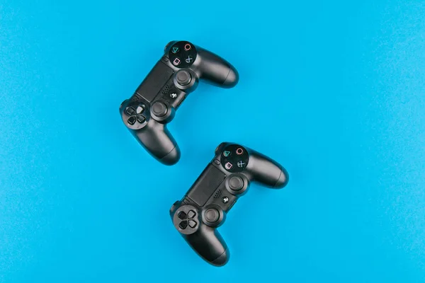 Joystick gry. playstation. na niebieskim tle widok z góry. Nowy Sony Dualshock 4 z Playstation 4. Sony Playstation 4 konsola gier ósmej generacji — Zdjęcie stockowe