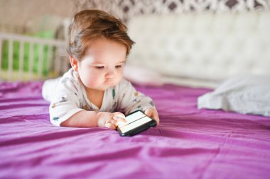 Bir çocuğa mobil bir cihazın vereceği zarar. Ufaklık telefona bakarak yalan söylüyor. Aletlere bağımlılık kavramı