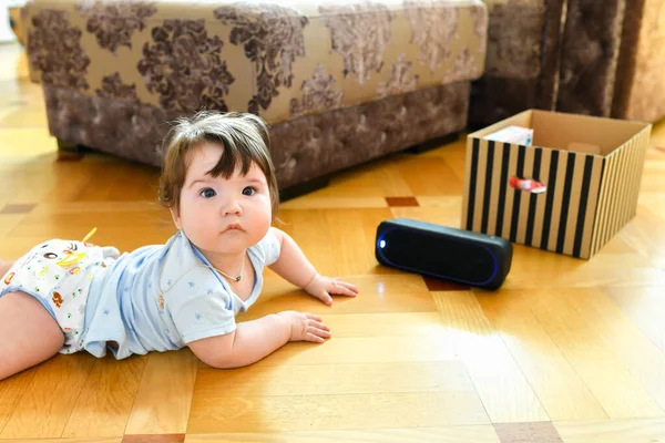 Das Kind hört eine tragbare Lautsprecheranlage. Musik hören von klein auf — Stockfoto