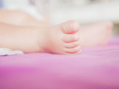 Uyuyan yeni doğmuş bir bebeğin ayakları. Uyuyan yeni doğmuş bir bebeğin ayakları. Yazmak için yer var. Metin yerleştiriliyor.