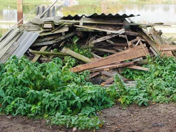 Müllberg aus nächster Nähe. großer Berg ohne Rücksicht auf die Natur, moderner Umweltmüll. Vordergrund scharf, Hintergrund verschwommen. Hintergrund des rostigen Altmetalls. — Stockfoto