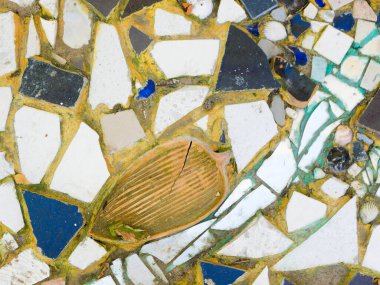 Duvardaki çok renkli fayansların arka planı. Kırık fayans deseni. Duvardaki taş parçaları..