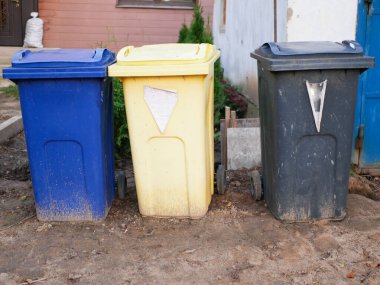 Terk edilmiş çöp kutuları. Çeşitli atıkların kullanımı. Çöpleri paylaşamamak. Plastik çöp..