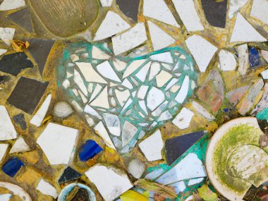 Duvardaki çok renkli fayansların arka planı. Kırık fayans deseni. Duvardaki taş parçaları..