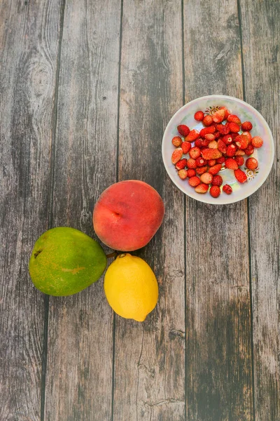 Pessegueiro, pêra, limão em um fundo de madeira. Blocos de madeira com as palavras Vitamina C, frutas frescas em segundo plano, comida saudável ou conceito de dieta. Vista de cima. Lugar para escrever . — Fotografia de Stock