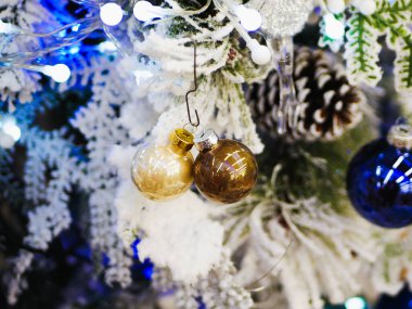 Oyuncaklarla süslenmiş beyaz Noel ağacı. Noel ve Yeni Yıl hediyeler ve yeni yıl ağacı ile süslenmiştir. 