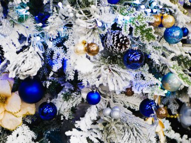 Oyuncaklarla süslenmiş beyaz Noel ağacı. Noel ve Yeni Yıl hediyeler ve yeni yıl ağacı ile süslenmiştir. 