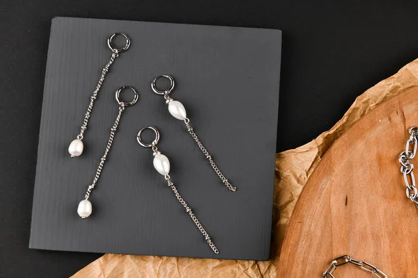 Sølvsmykker til jenter. Se ovenfra. Håndarbeid. Utlegging av smykker. smiger. Gaver til kvinner. Handel med smykker . – stockfoto