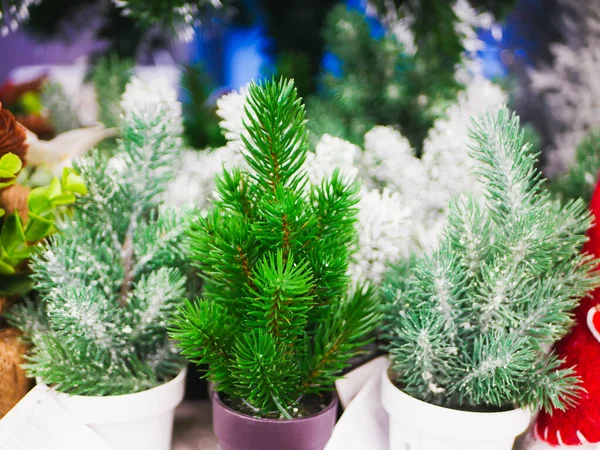 Sostituire un vero albero di Natale. Alberi di Natale artificiali. Natale contro l'abbattimento degli alberi . — Foto Stock