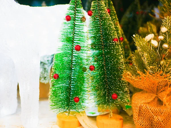 替换真正的圣诞树。 人造圣诞树。 圣诞节与砍树. — 图库照片