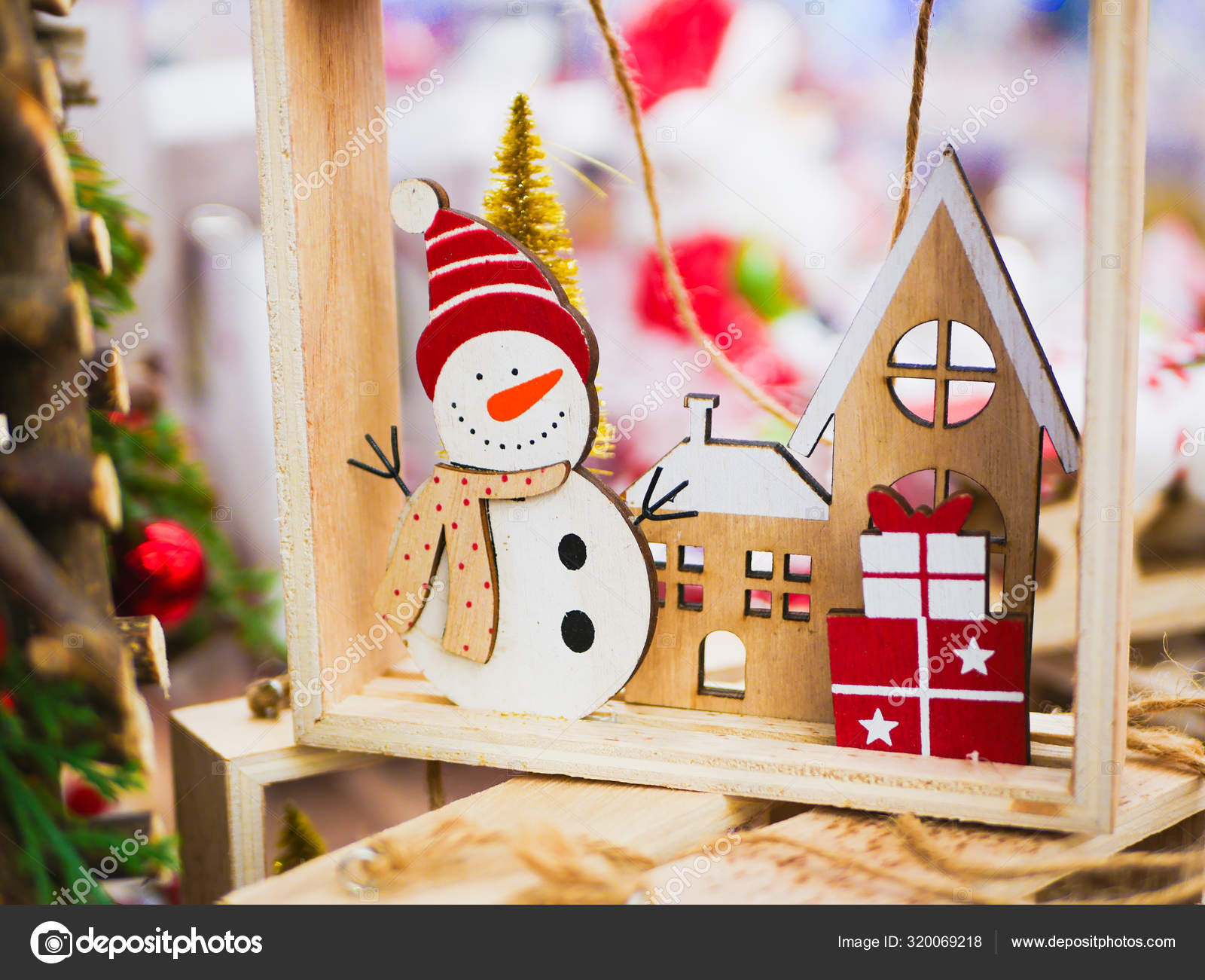 Kardan adam, ev, ağaç. Kardan adam, kırmızı ev ve Noel ağaçları. Yeni