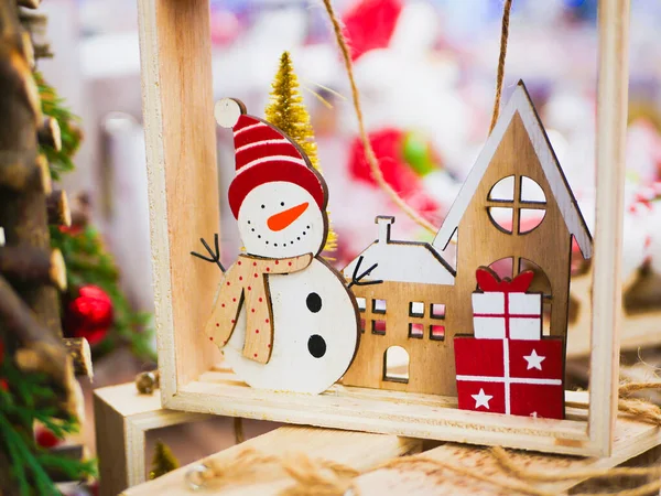 Sneeuwman, huis, boom. Sneeuwman en rode huis en kerstbomen. Nieuwjaarslandschap. — Stockfoto