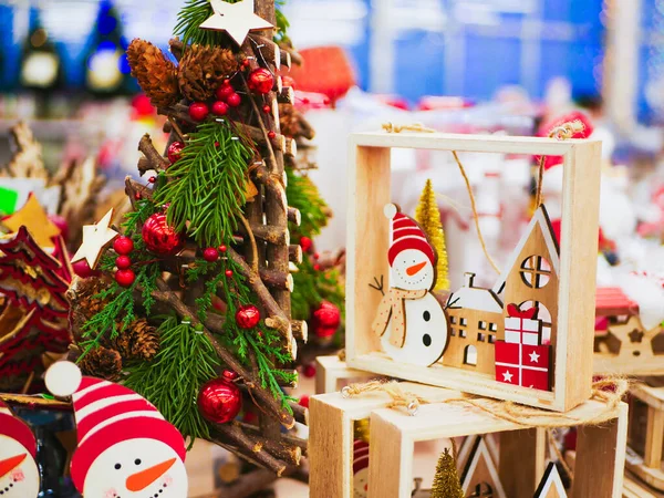 Hóember, ház, fa. Hóember, vörös ház és karácsonyfák. Újévi táj. — Stock Fotó