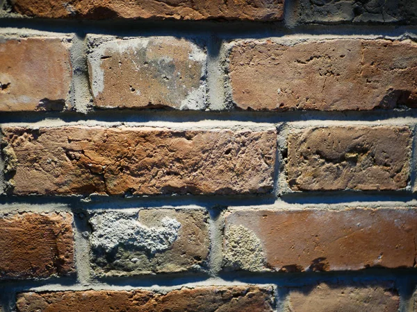 A parede de tijolo é iluminada por uma lâmpada. Close-up. Parede de tijolo para fundo. Brick backlight . — Fotografia de Stock