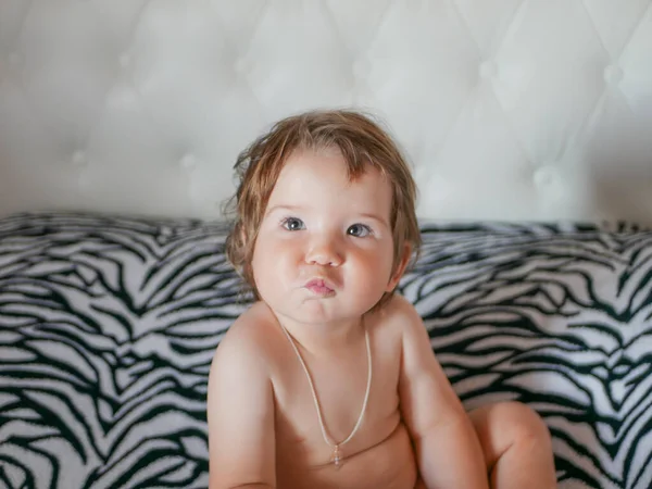 Aspetto pensieroso di un bambino. Un bambino piccolo sta pensando a qualcosa. Ragazzo triste e pensieroso. Guardando fuori dalla finestra verso la strada . — Foto Stock