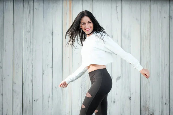 Retrato de uma bela jovem mulher em uma camiseta branca com cabelo preto. alegria e riso degenerado. emoções positivas. Estilo de vida. beleza e juventude. sobre um fundo branco Emoções positivas e alegres — Fotografia de Stock