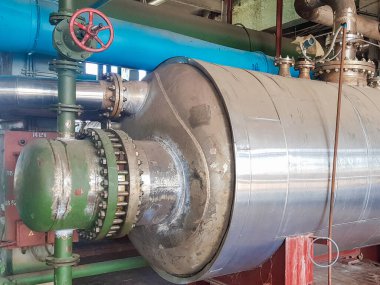 İçinde kimya fabrikası. Girişimin bölgesi. Üretim onarım gerektiriyor. Lağım arıtma tesisi. kimyasal üretim