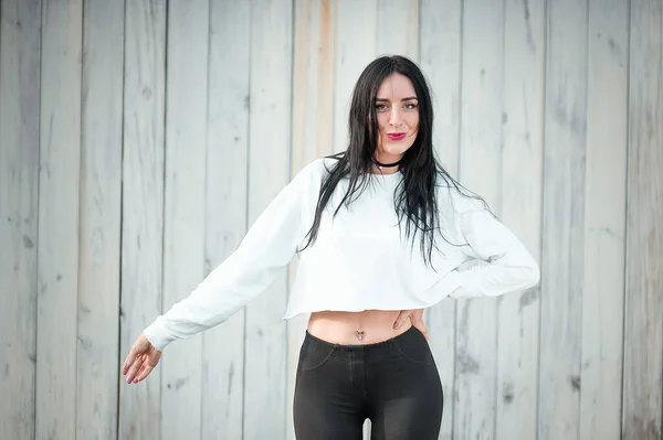 Retrato de uma bela jovem mulher em uma camiseta branca com cabelo preto. alegria e riso degenerado. emoções positivas. Estilo de vida. beleza e juventude. sobre um fundo branco Emoções positivas e alegres — Fotografia de Stock