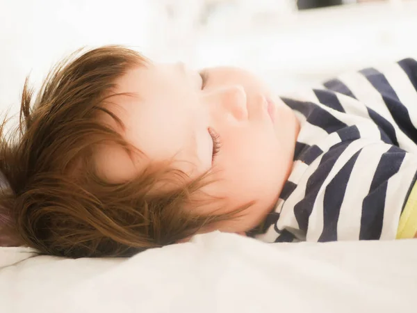 Sleeping baby on parents bed. 0-1 year old baby. Portrait of a newborn in the parents bed. Baby's daytime sleep. Carefree life of children. Good sleep baby. — Stock Photo, Image