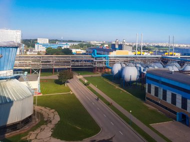 Bir kimya fabrikasının atölyesinde. Amonyak ve azot gübresi üretimi için kimyasal fabrika. Gündüz için ion. Fabrikayı birbirine bağlayan boru hattı. Kazan dairesi, güç kaynağı bölümü.