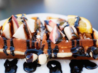 Limonlu Viyana waffle 'ı. Çikolataya bulanmış. Yakın plan. Yukarıdan bak. İçkiler arka planda. Lezzetli kahvaltı.