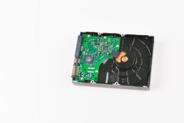 Beyaz arka plandaki sabit disk. Beyaz arka planda bilgisayar sabit diski. modası geçmiş veri deposu. Güvenilirlik ve güvenlik eksikliği.