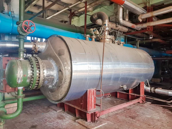 Chemická továrna uvnitř. Pneumatický regulační ventil pro průmyslovou rafinérii nebo chemickou provozovnu. Vybavení, kabely a potrubí. — Stock fotografie
