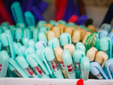 Bir sürü turkuaz kalem. Eğitim ve iş için standart