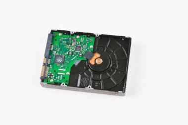Beyaz arka plandaki sabit disk. Beyaz arka planda bilgisayar sabit diski. modası geçmiş veri deposu. Güvenilirlik ve güvenlik eksikliği.