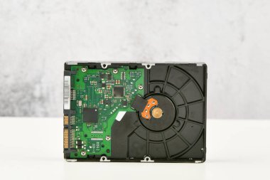 Beyaz arka plandaki sabit disk. Beyaz arka planda bilgisayar sabit diski. modası geçmiş veri deposu. Güvenilirlik ve güvenlik eksikliği.