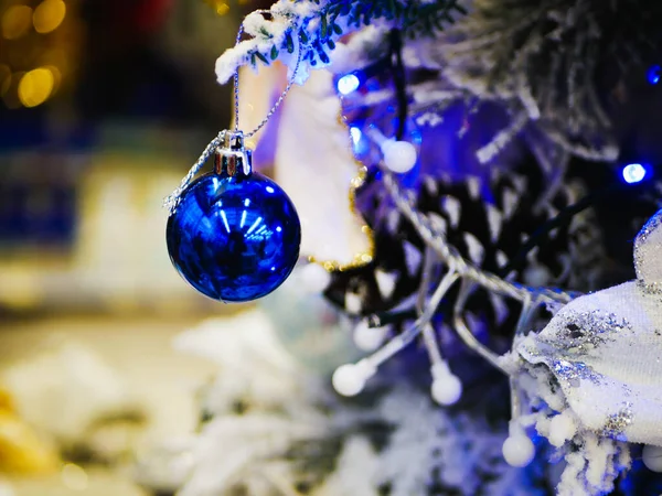 Árvore de Natal branca decorada com brinquedos. Natal e Ano Novo decorado interior com presentes e árvore de Ano Novo — Fotografia de Stock